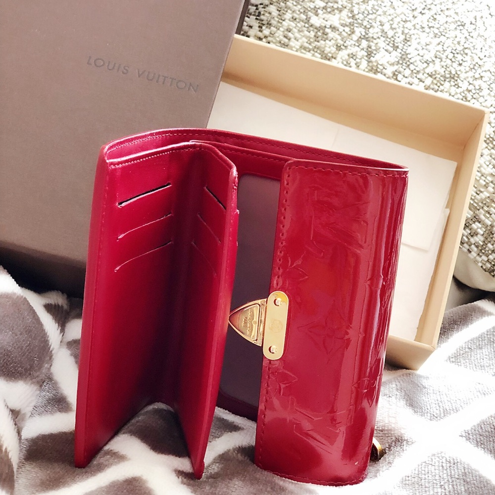 LOUIS VUITTON Vernis Koala Wallet Pomme D'Amour